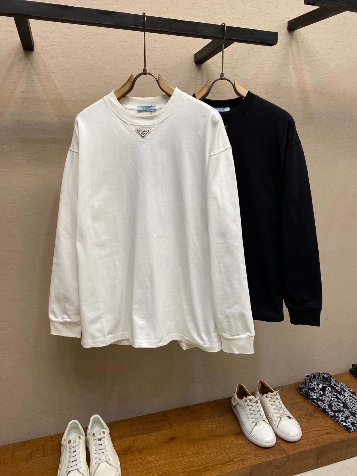 トライアングルロゴ クルーネックスウェットシャツ プラダ Tシャツ 偽物-0