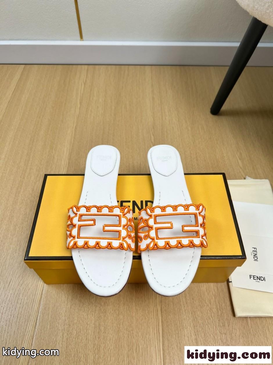 刺繍入り バゲット スライドサンダル カジュアル 人気 フェンディ サンダル コピー ホワイト-1