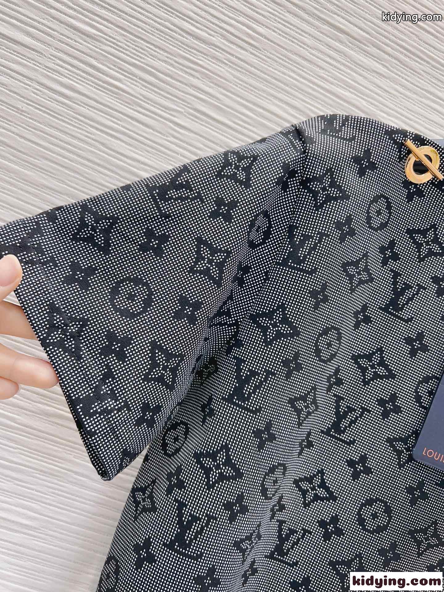 上品 カジュアル モノグラム チェーンショルダー 半袖Tシャツ ルイ・ヴィトン Tシャツ コピー レディース-1