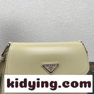 プラダバッグ 売値 新型のわきの下バッグに合わせて今年の大火に対応したカバー新作のわきの下バッグが人気を集めている コピー-2