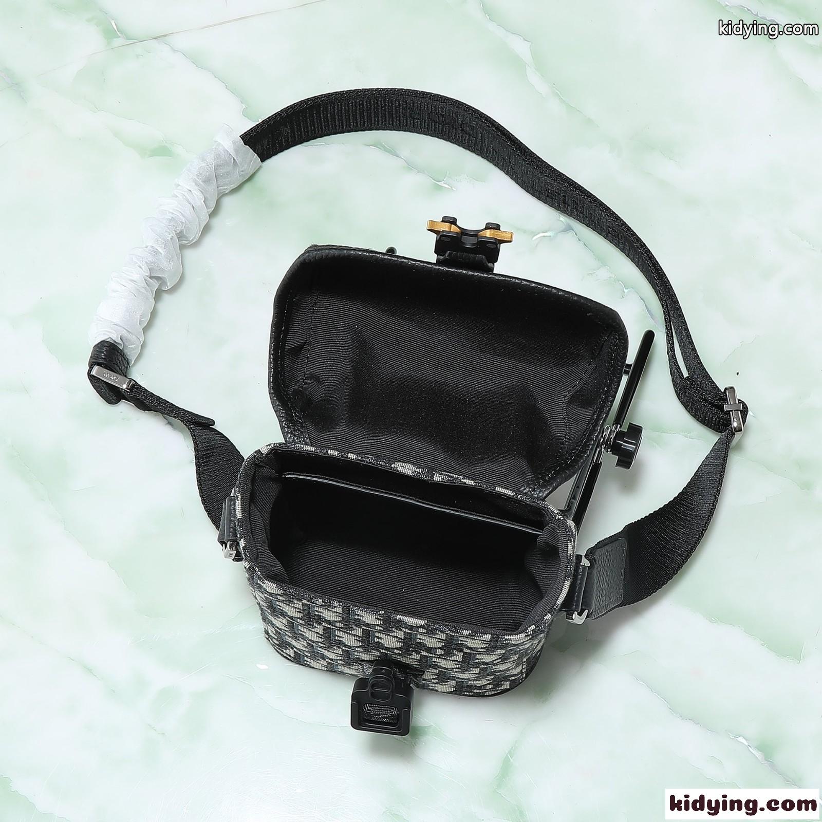 Dior Hit the Road バーティカル フラップ付き メッセンジャーバッグ ミニ スーパーコピー ベージュ-4