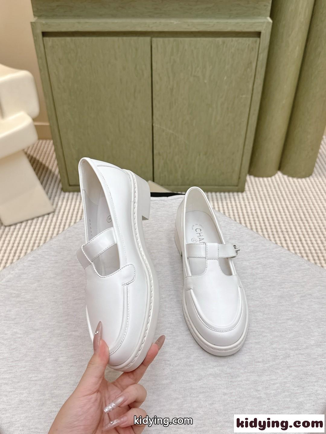 シンプルで上品 25K ローファー シャネル シューズ コピー ターンロック ホワイト-0