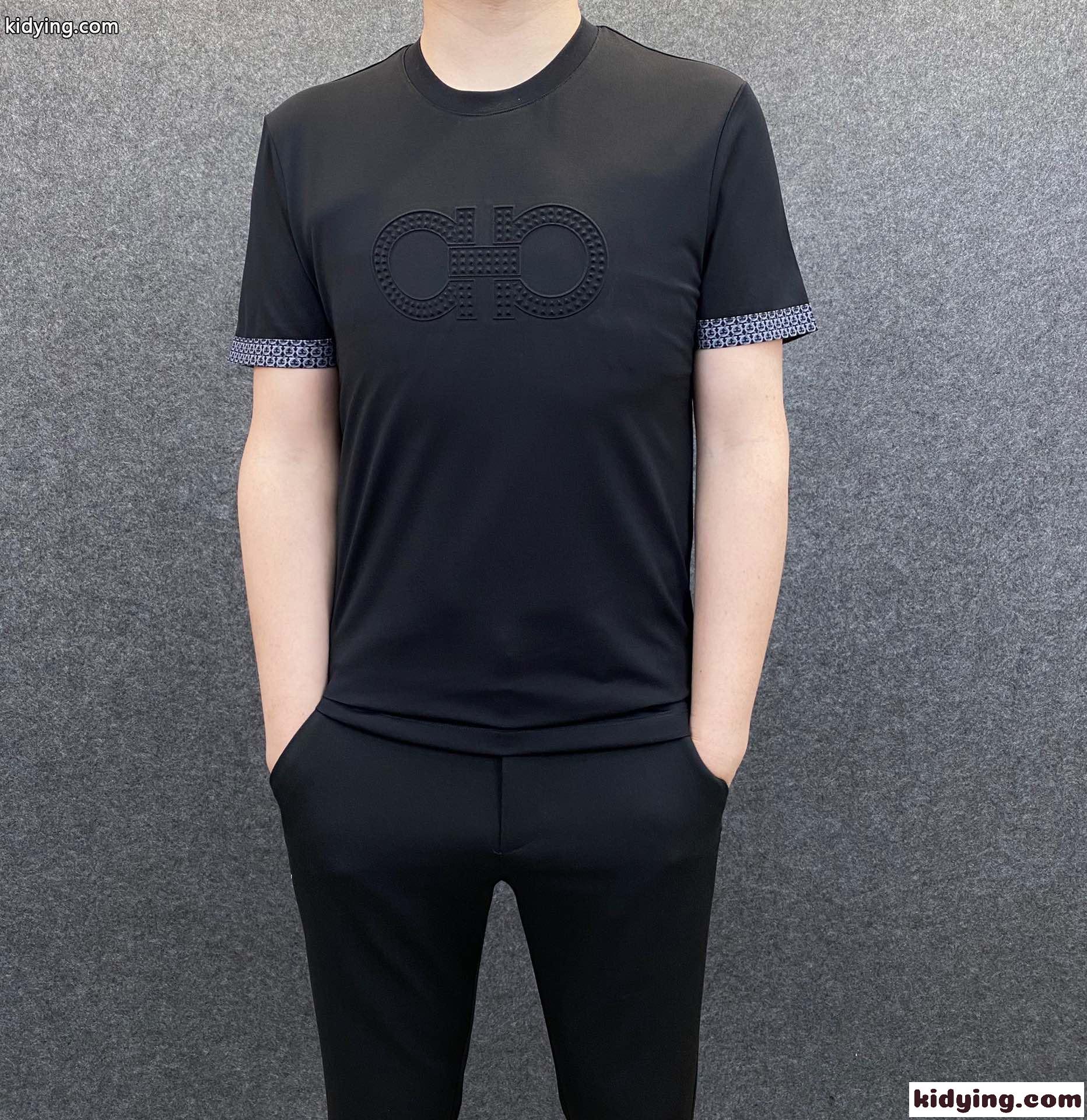 着心地いい サルヴァトーレ・フェラガモ 半袖tシャツ コピー ロゴ クールネック メンズ カジュアル おしゃれ-0