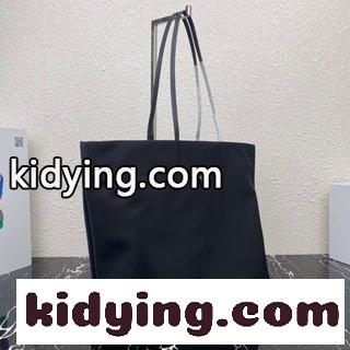 プラダ バッグ 売る コピー 新しいトートバッグ この中号のトートバッグは革新的な再生ナイロン生地で作られて デザインがシンプルでスタイリッシュです-1