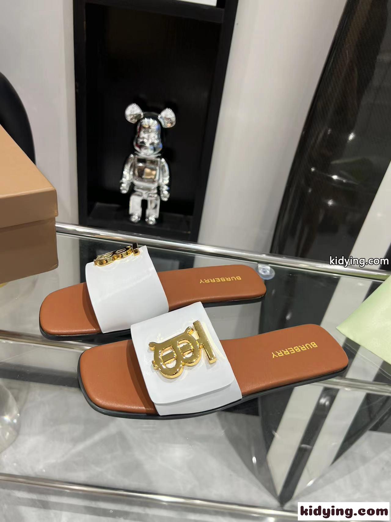 モノグラムモチーフ レザースライド フラットシューズ バーバリー サンダル コピー-1