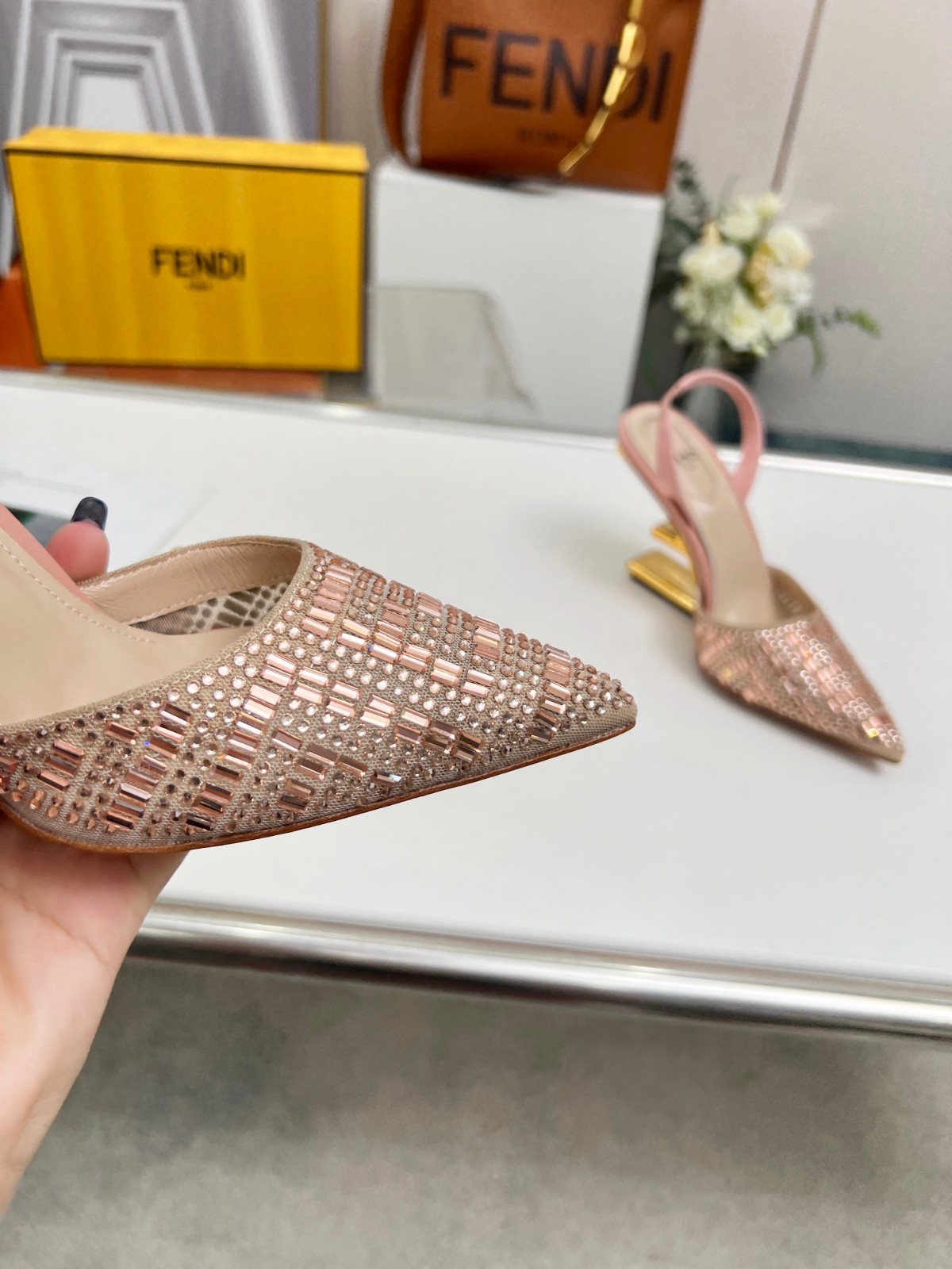 フェンディ ファースト パンプス コピー 女性らしい 上品 ラインストーン レディース-4