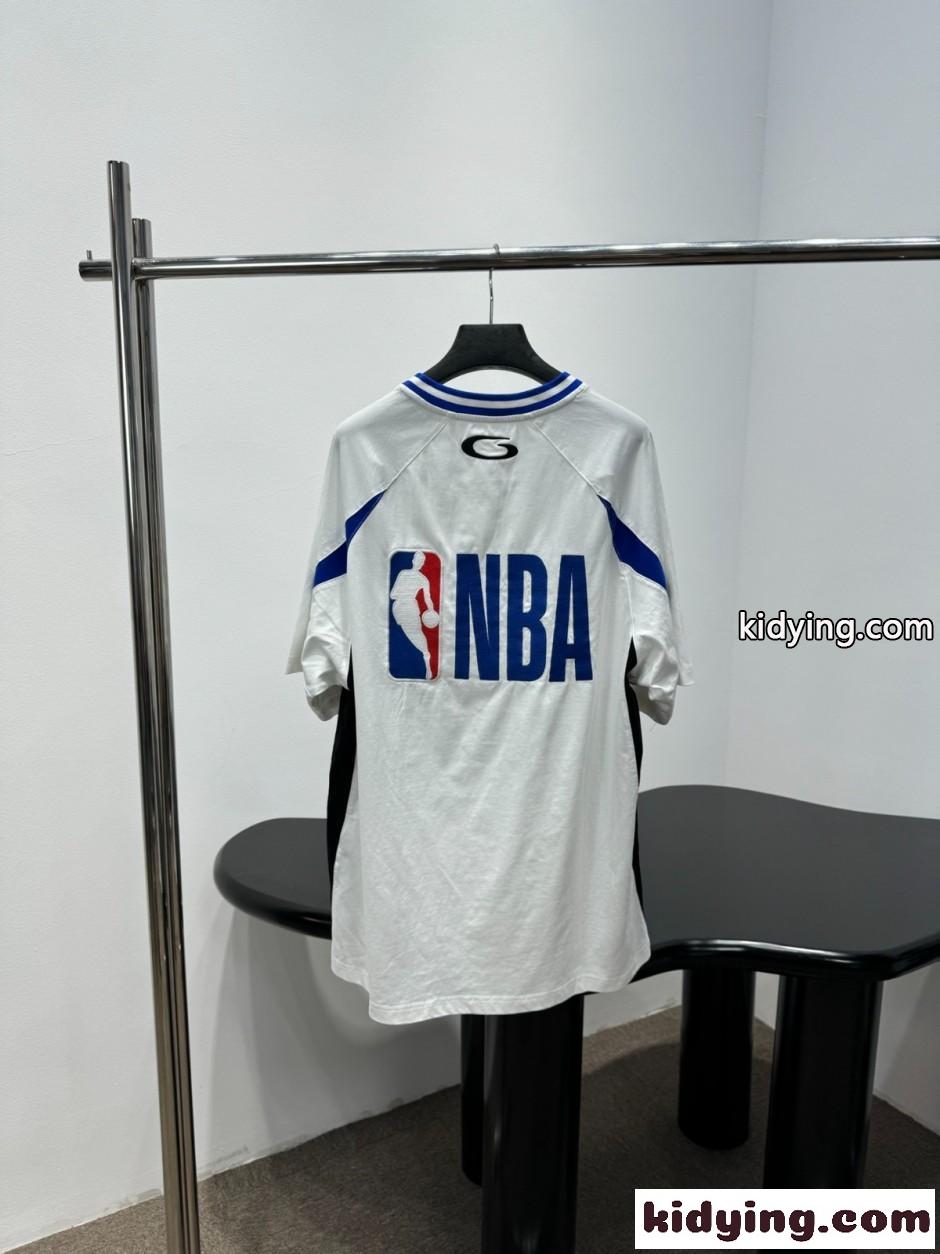 BALENCIAGA x NBA オーバーサイズ ロゴ刺繍 コットン Tシャツ コピー 偽物 ホワイト-1