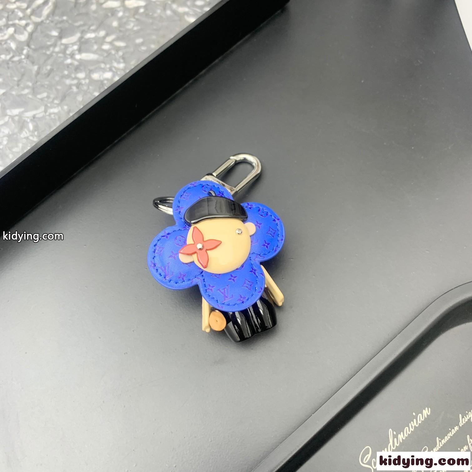 人気 バッグチャーム・ヴィヴィエンヌ イン パリ ルイヴィトン キーホルダー コピー キーリング-0