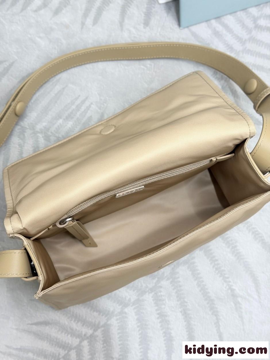 プラダ スモール パデッド Re-Nylon ショルダーバッグ コピー 1BD313 ベージュ-4