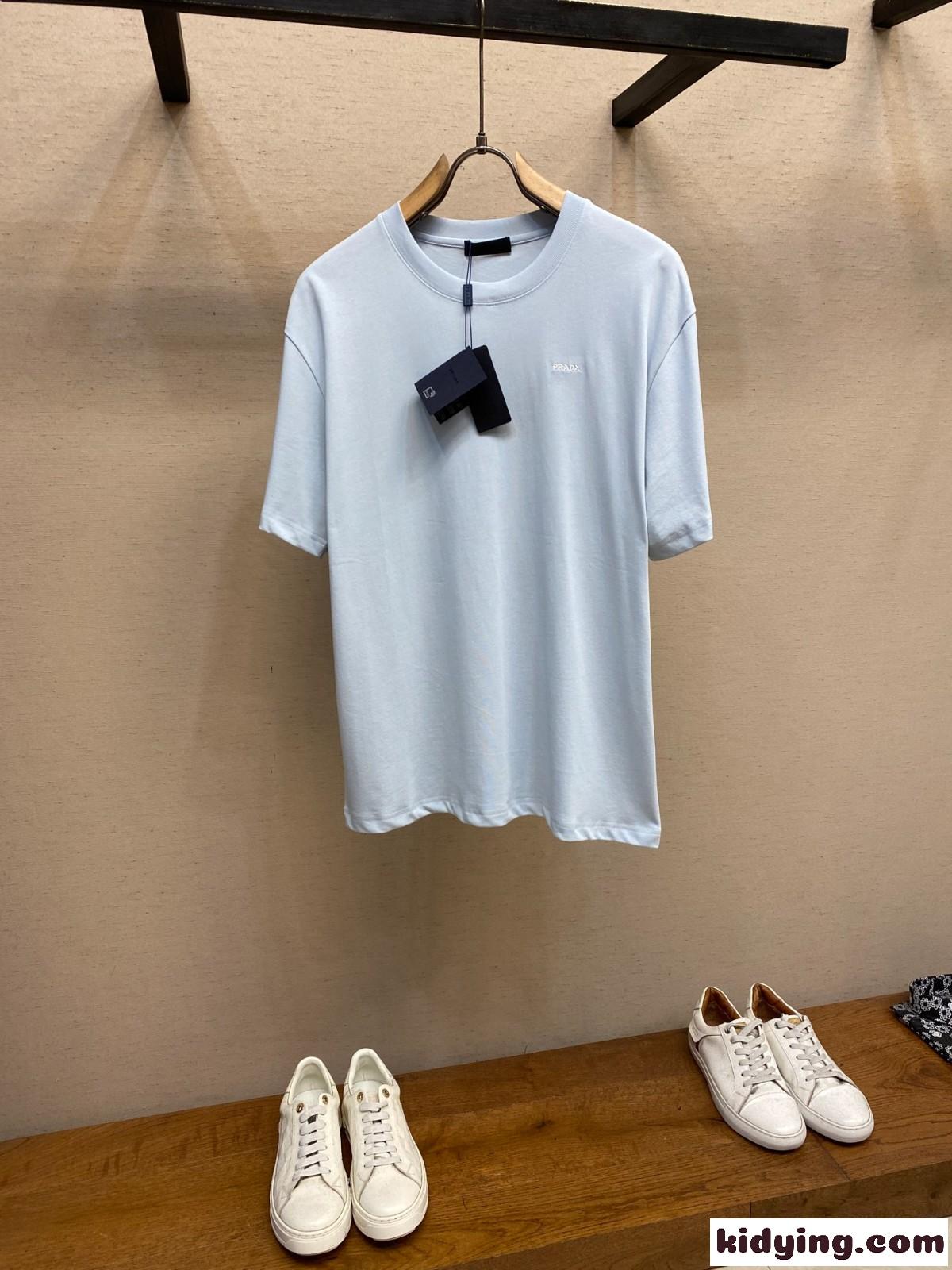 洗練された シンプル ロゴ刺繍 プラダ Tシャツ 偽物 クルーネック ライトブルー-1