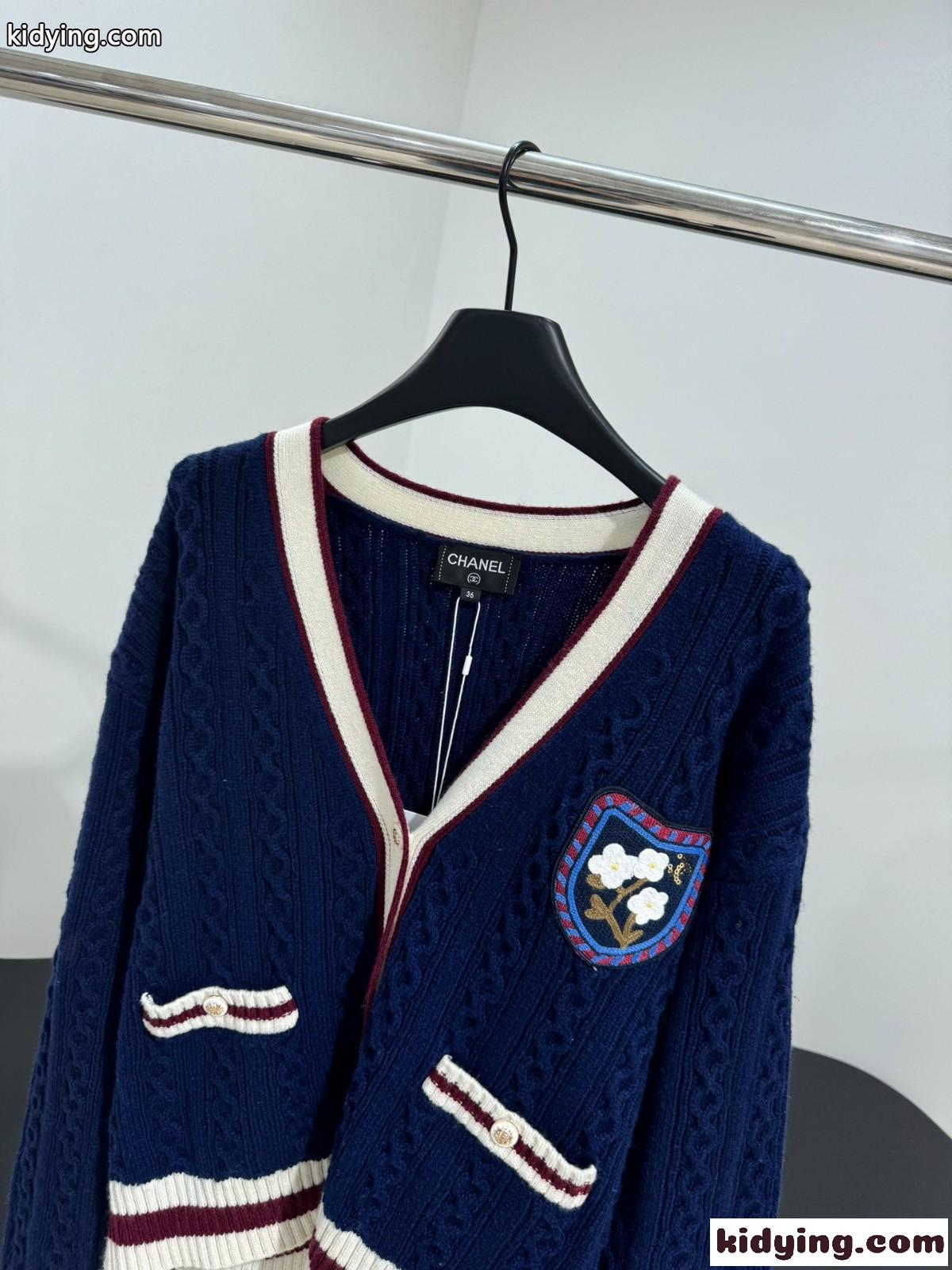 ケーブル編み エンブレム付き Vネックカーディガン シャネル ニット コピー カシミヤ＆ウール ネイビー-2