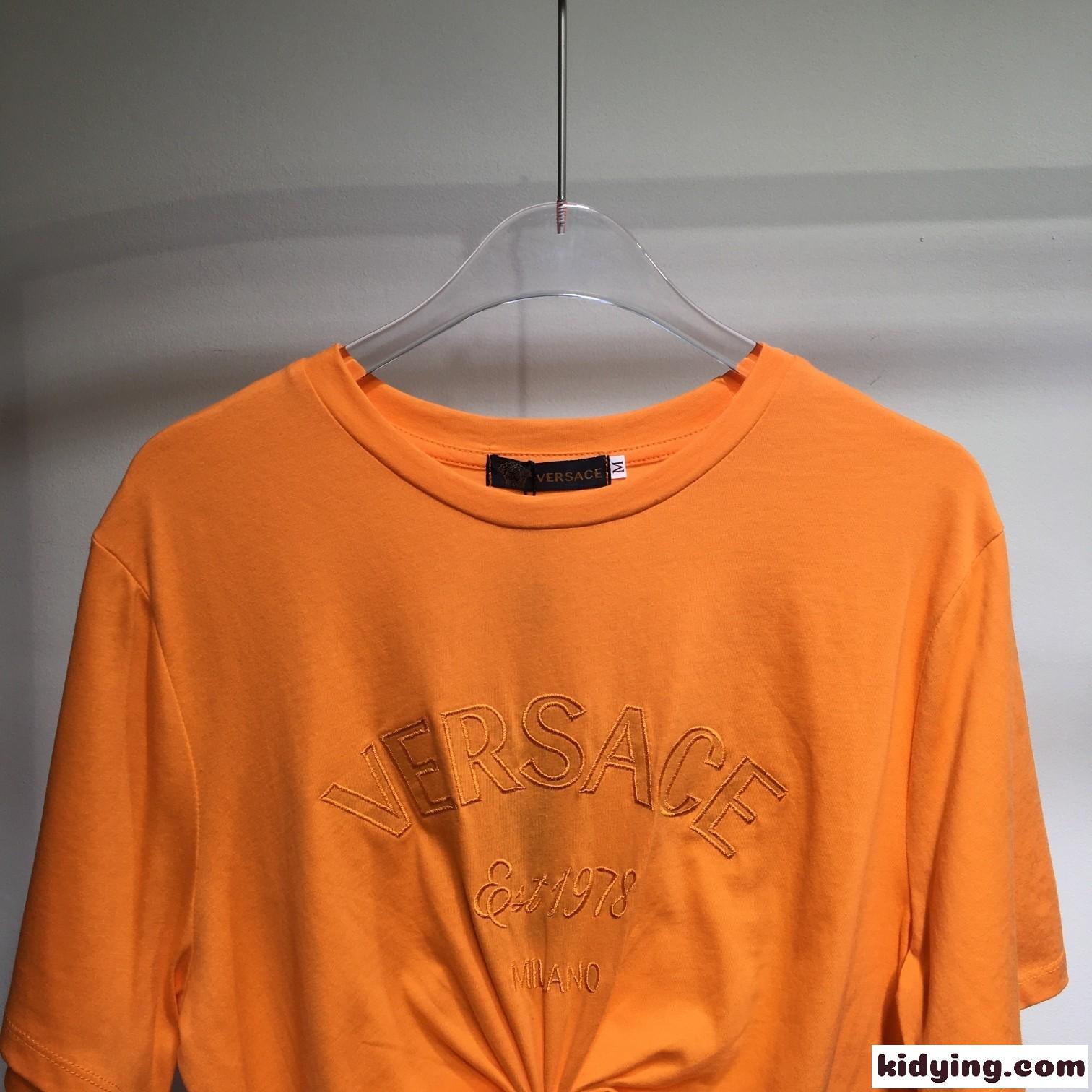 ヴェルサーチェ ミラノ スタンプ クロップ 半袖Tシャツ ヴェルサーチェ Tシャツ コピー オレンジ-1