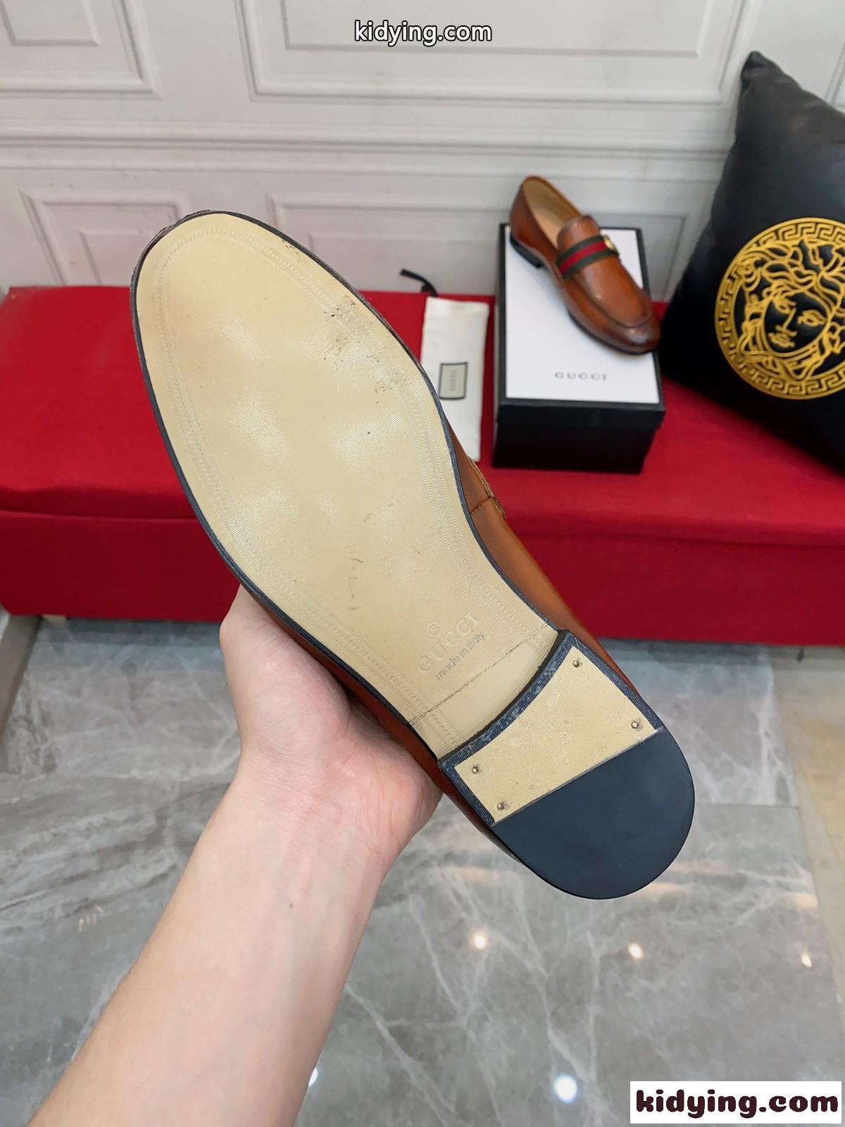 上品 ビジネスジューズ グッチ ローファー コピー メンズ 革靴 ドレスシューズ 高級感 ロゴ ブラウン-3