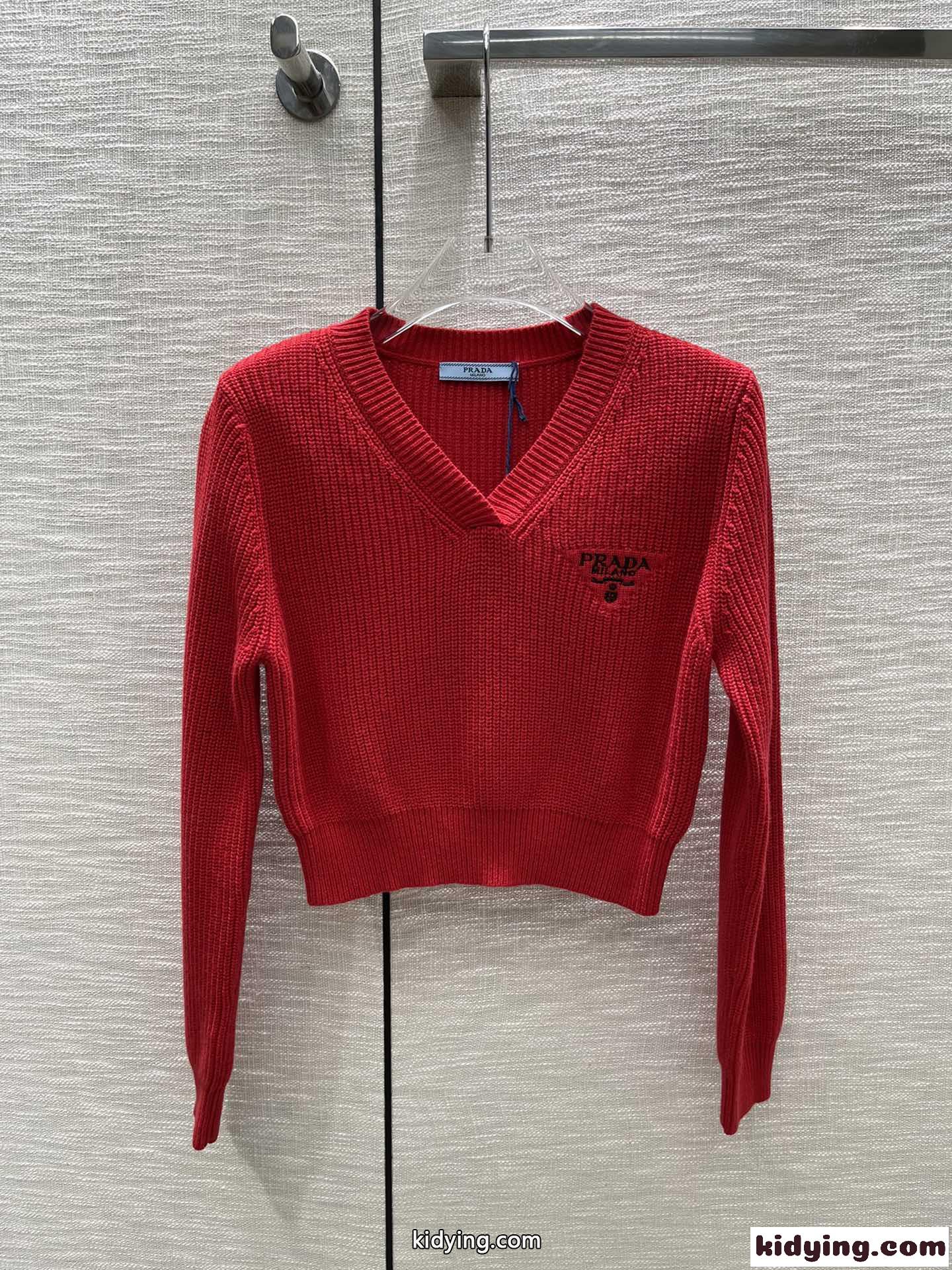 新作 コットン クルーネック 長袖 クロップド丈 プラダ セーター コピー Vネック ロゴ 刺繍-0