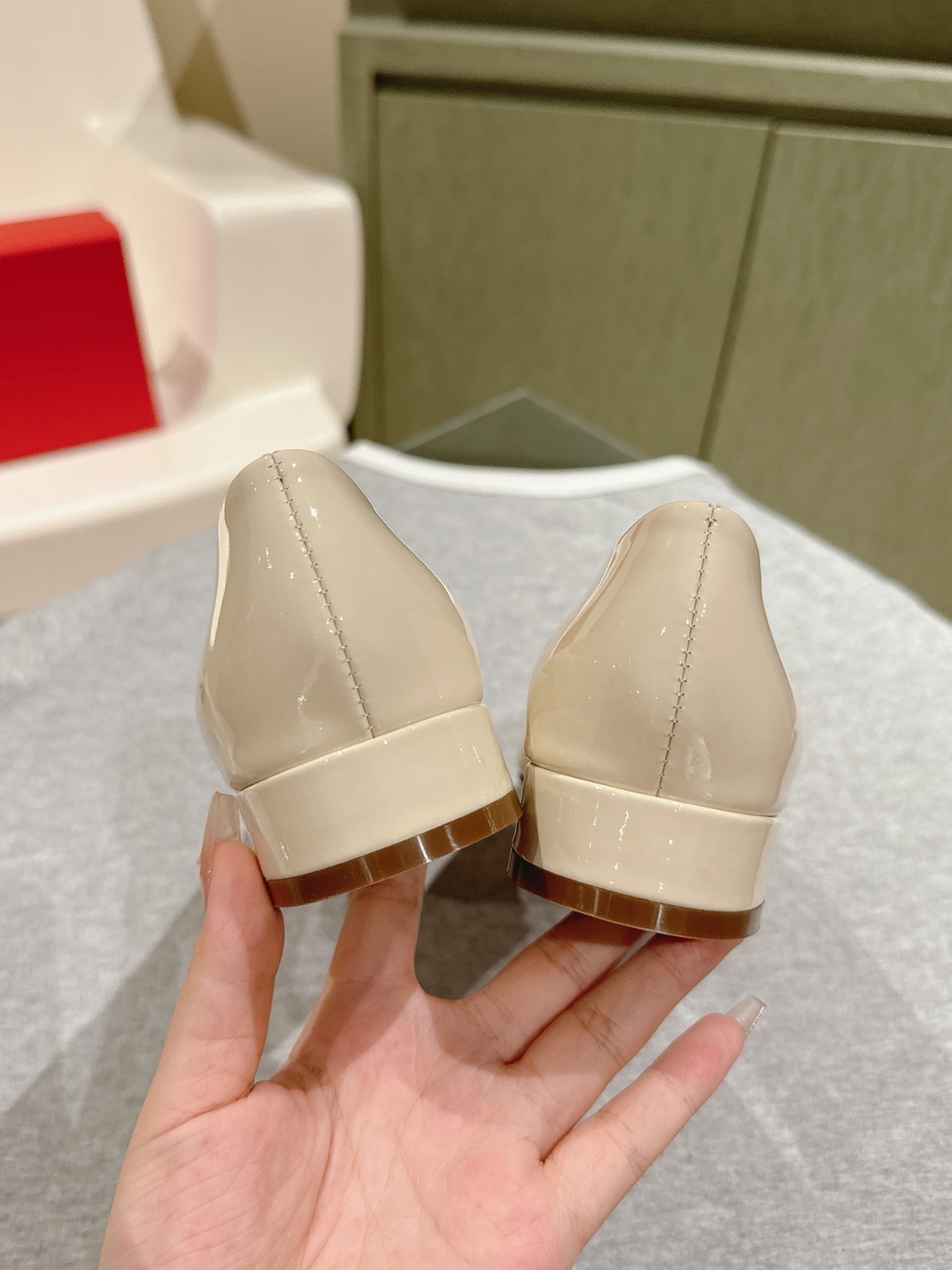 パテントレザー ローヒール サルヴァトーレ・フェラガモ パンプス コピー ベージュ-0