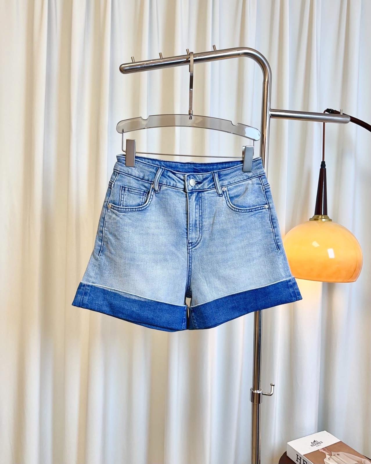 お洒落 ロールアップ ロゴ入り デニムショートパンツ ジバンシィ パンツ コピー ライトブルー-0