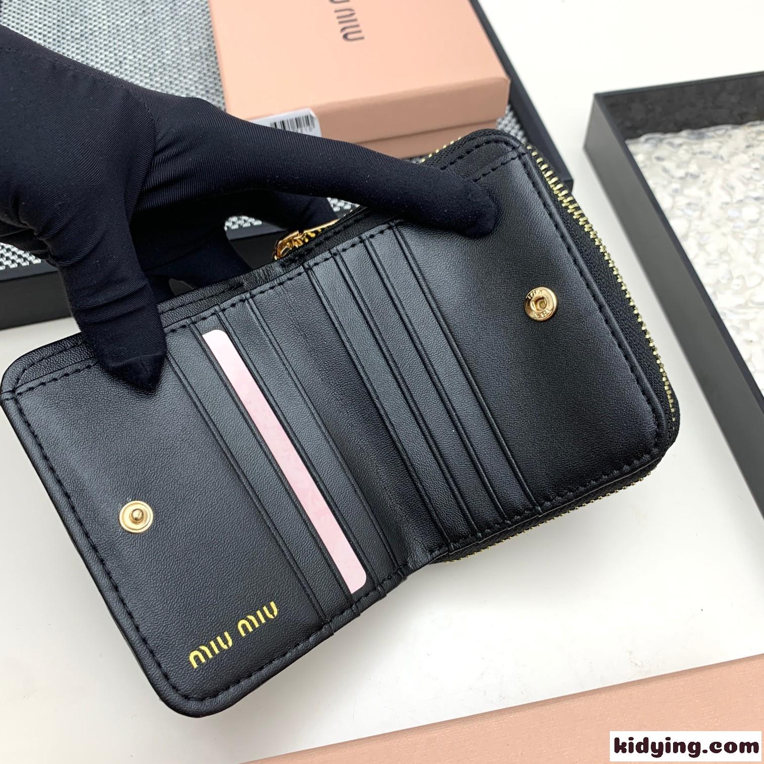 マテラッセレザー コンパクト財布 ミュウミュウ 財布 コピー ブラック-4
