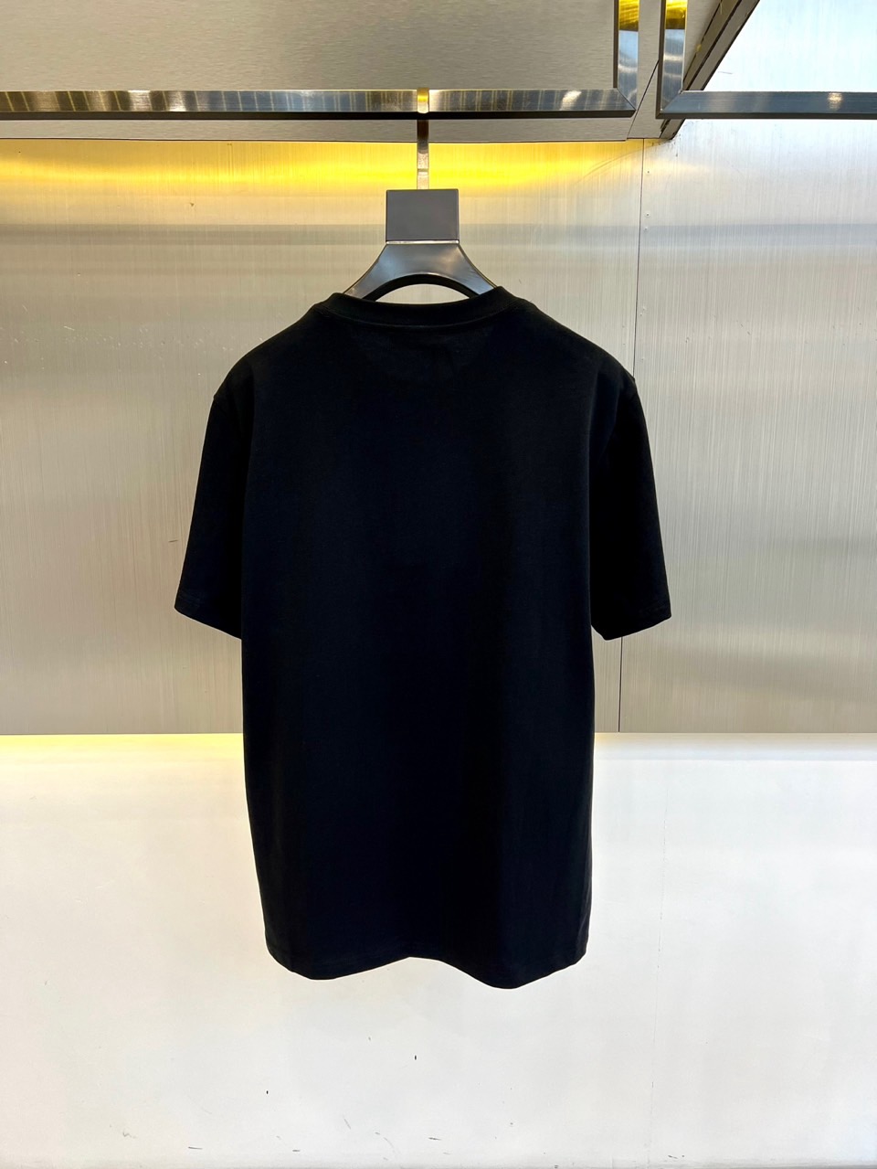 ヴェルサーチェ Tシャツ 偽物 シンプル ロゴ入り 半袖Tシャツ ブラック-3