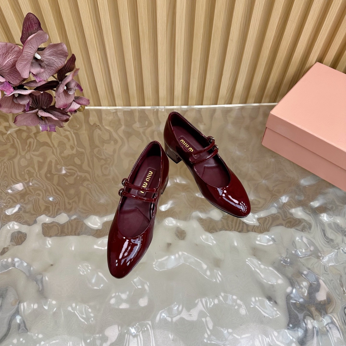 パテントレザー パンプス バックル付き ミュウミュウ スーパーコピー レッド-2