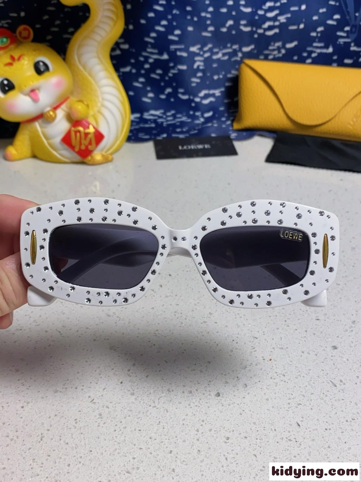 目を引く ラインストーン付き ロエベ サングラス 偽物 アイウェア ホワイト-3