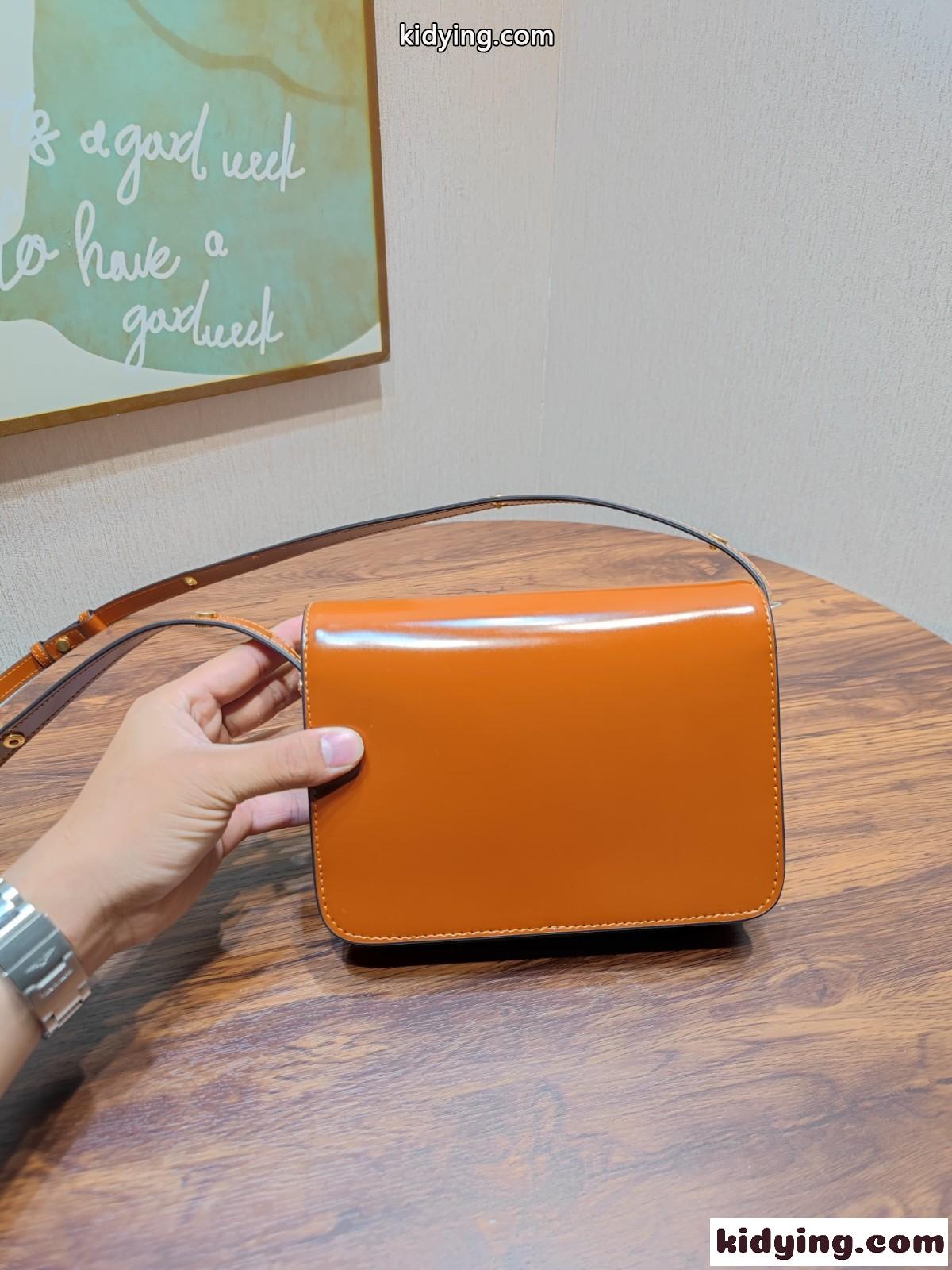 上品 パテントレザー ロビンソンバッグ トリーバーチ バッグ コピー レディース ショルダーバッグ ブラウン-1