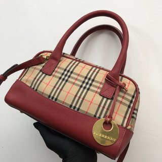 バーバリー バッグ 印象 コピー 新しい小さな円盤のペンダントに このバッグ型を組み合わせる-4