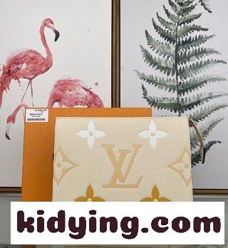 このBy The Poolトイレタリーは柔らかい皮革でできており Monogramエンボスが飾られています ルイヴィトンのバック コピー-1