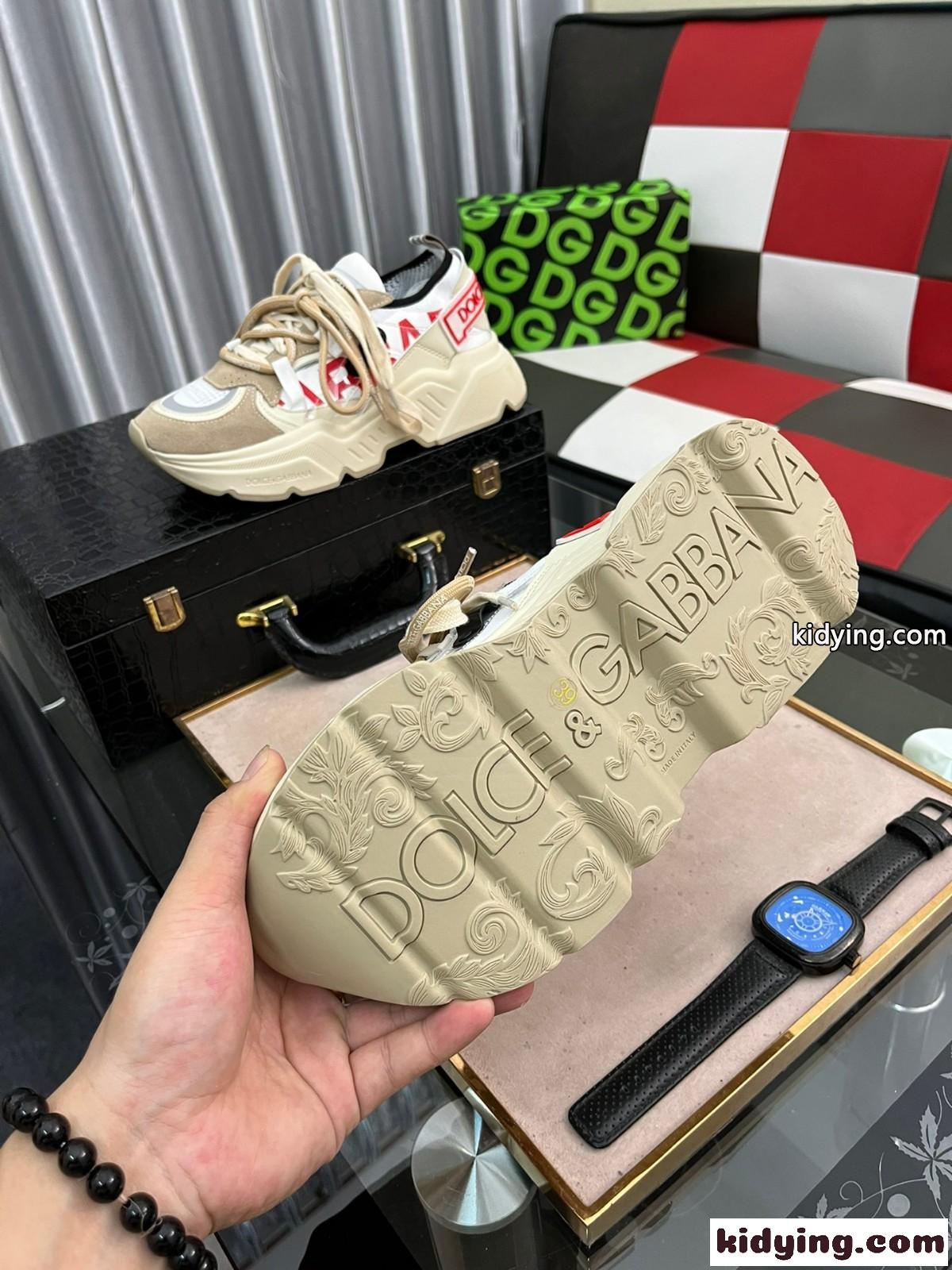 存在感を放つ ストリート ロゴ ダブルレース 厚底 ドルチェ&ガッバーナ スニーカー コピー ファッション-0