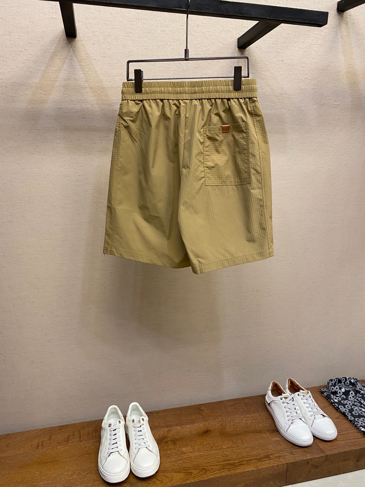 夏の定番 ロエベ パンツ 偽物 シンプル 洗練された ロゴ ショートパンツ カーキ-2