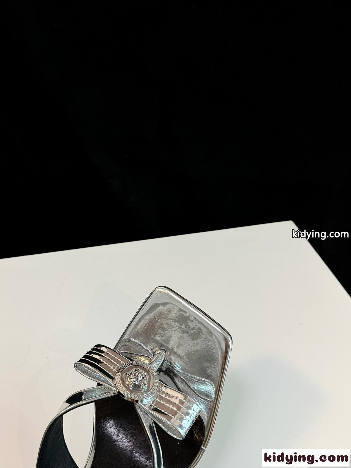 ジャンニ リボン メタリック サンダル 6.5cm ヴェルサーチェ サンダル スーパーコピー シルバー-4