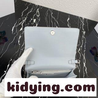 シンプルなシルエットを作り 内側に全羊皮を入れて精巧な質感を添えている プラダ バッグ お手入れ コピー-2