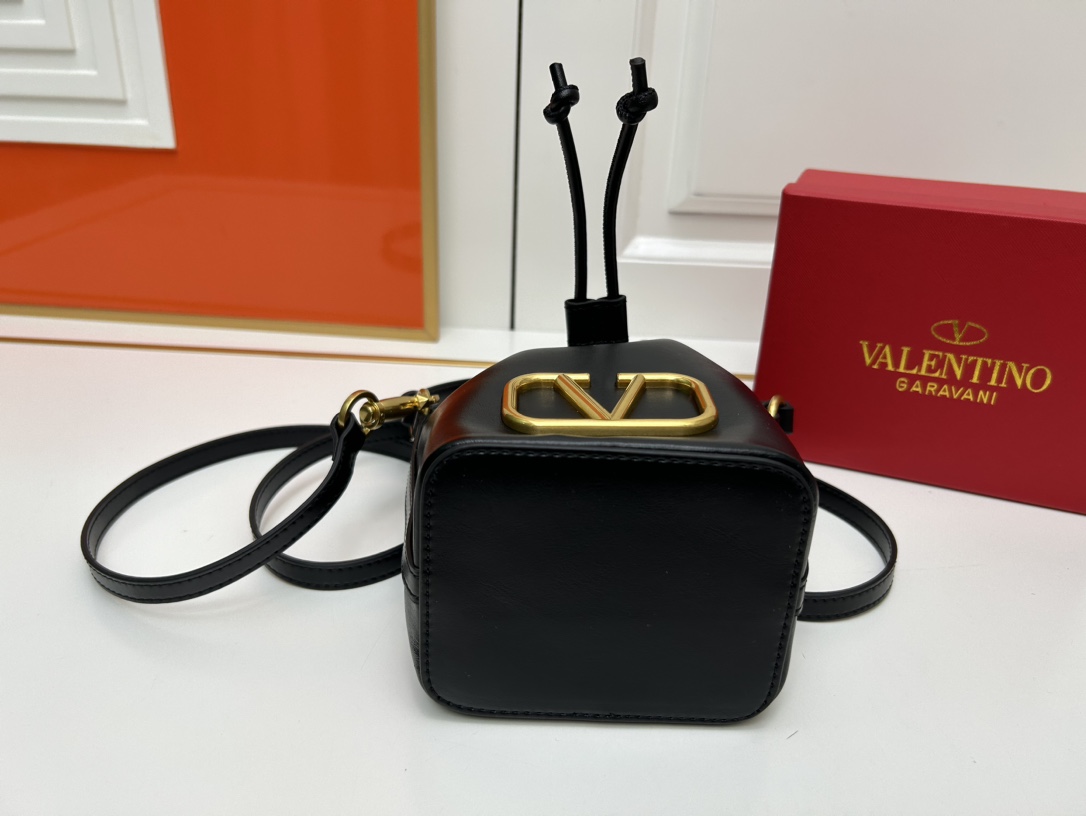 Vロゴ シグネチャー ナッパレザー ミニ バケットバッグ ヴァレンティノ バッグ コピー ブラック-3