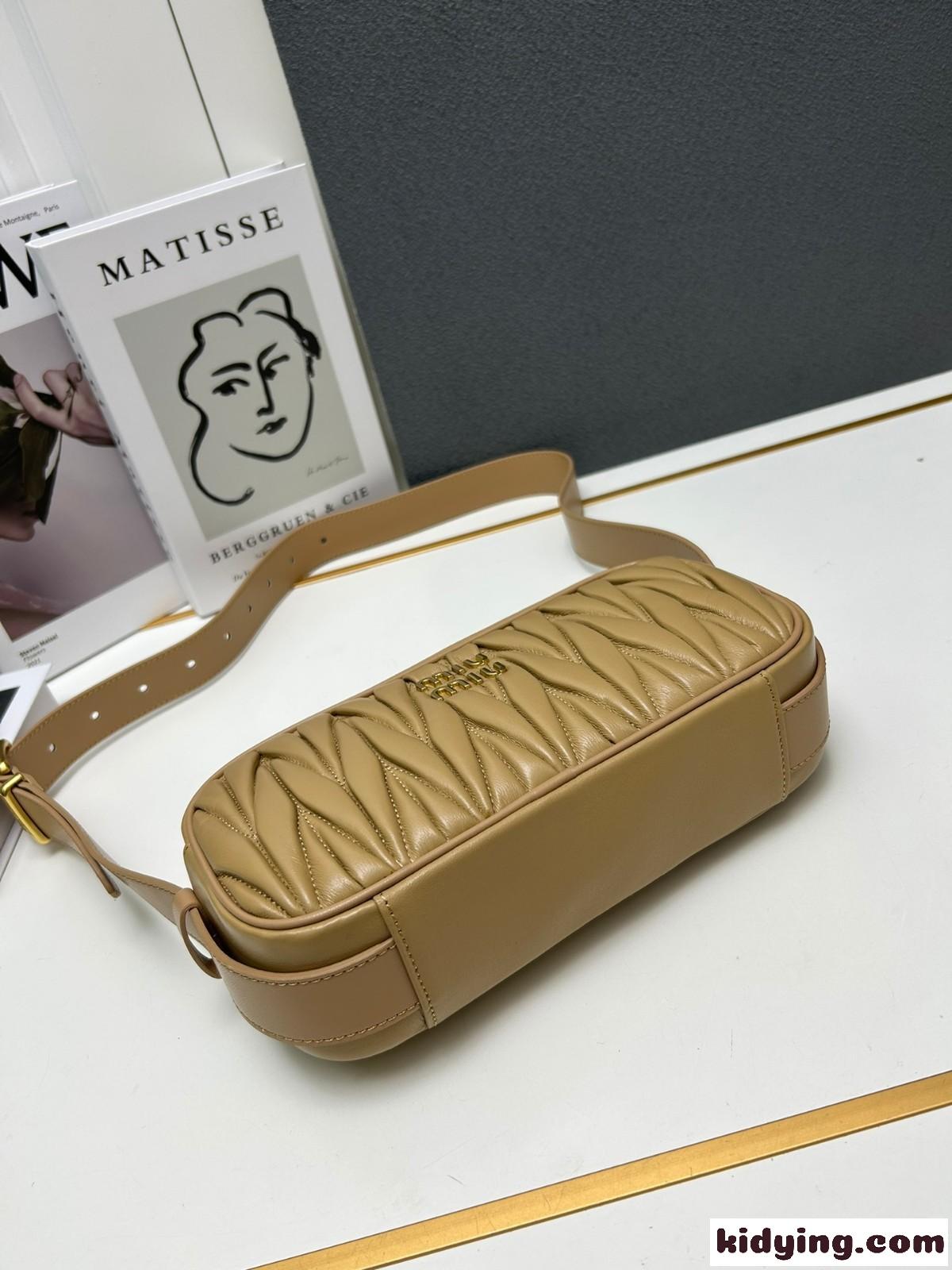 女性らしい マテラッセレザー ショルダーバッグ ミュウミュウ バッグ コピー キャメル-0