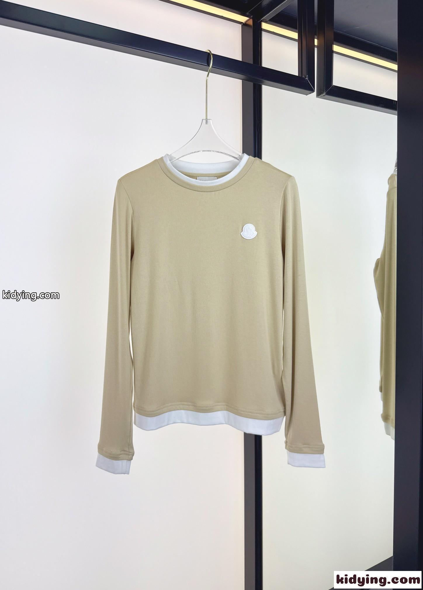 お洒落 洗練された 重ね着風 長袖Tシャツ モンクレール Tシャツ 偽物 クルーネック-0