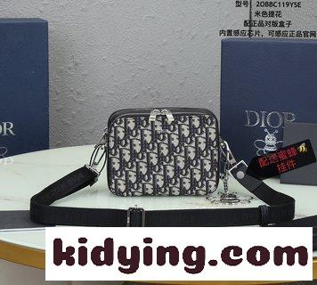 Diorディオール男性OBLIQUE柄バッグ 斜めがけバッグを手に持って 実物で撮影して 図は商品と一致している クリスチャンディオール 鞄 コピー-4
