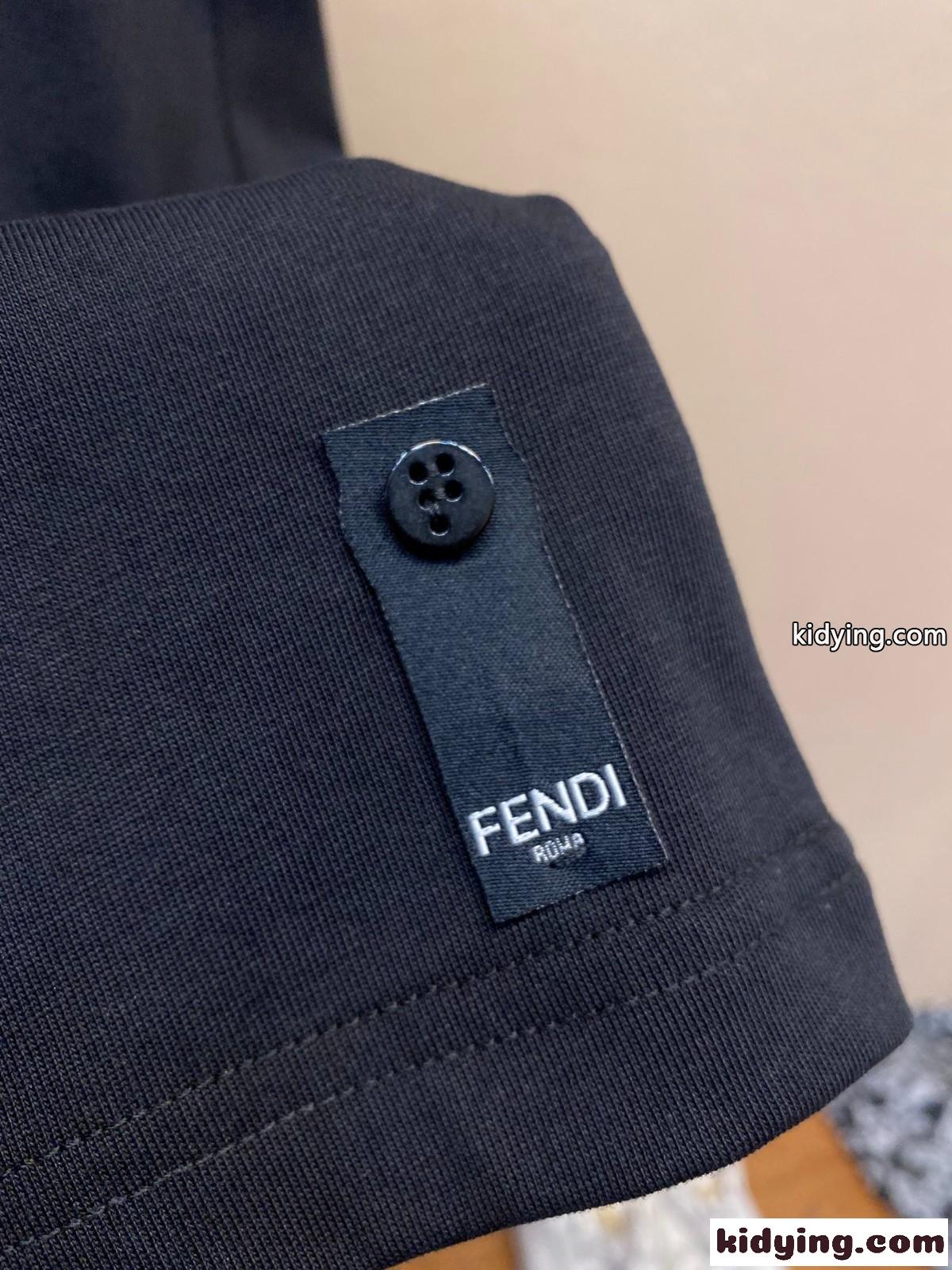 シンプル ロゴ刺繍 クルーネック 半袖Tシャツ フェンディ Tシャツ コピー ブラック-3