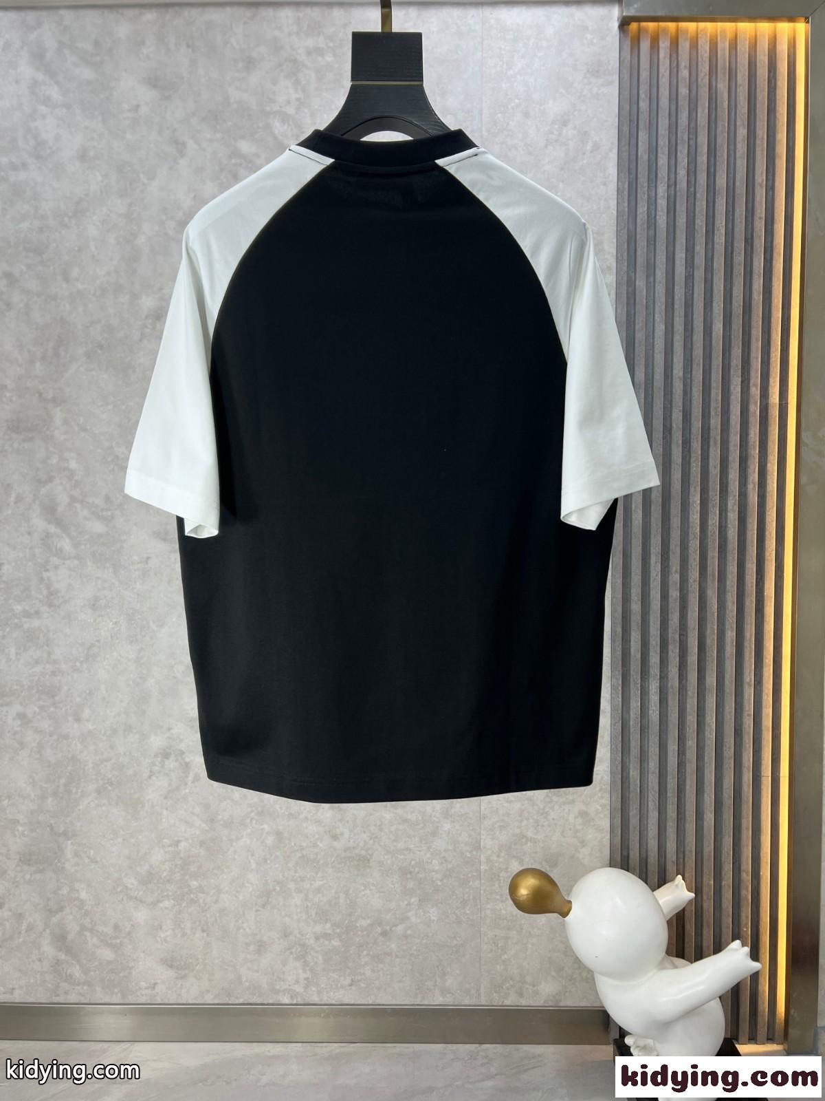 カジュアル 定番 刺繍入り 半袖Tシャツ モンクレール Tシャツ コピー ブラック-1