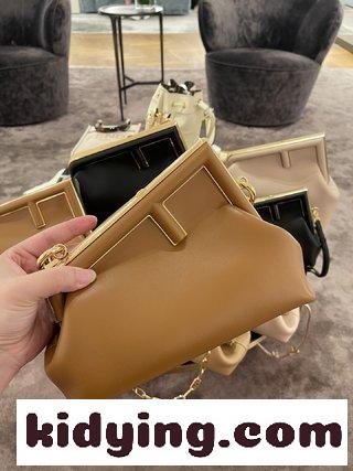 新しいFENDI Firstが来ました デザイナーKim Jonesが主導して デザインした最初のFend1は,従来のバッグ型を覆した フェンディ バッグ 新作 コピー-0
