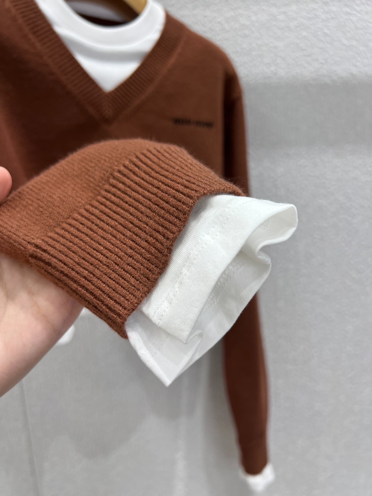 クロップド カシミア Vネック スウェットシャツ ミュウミュウ スーパーコピー-3