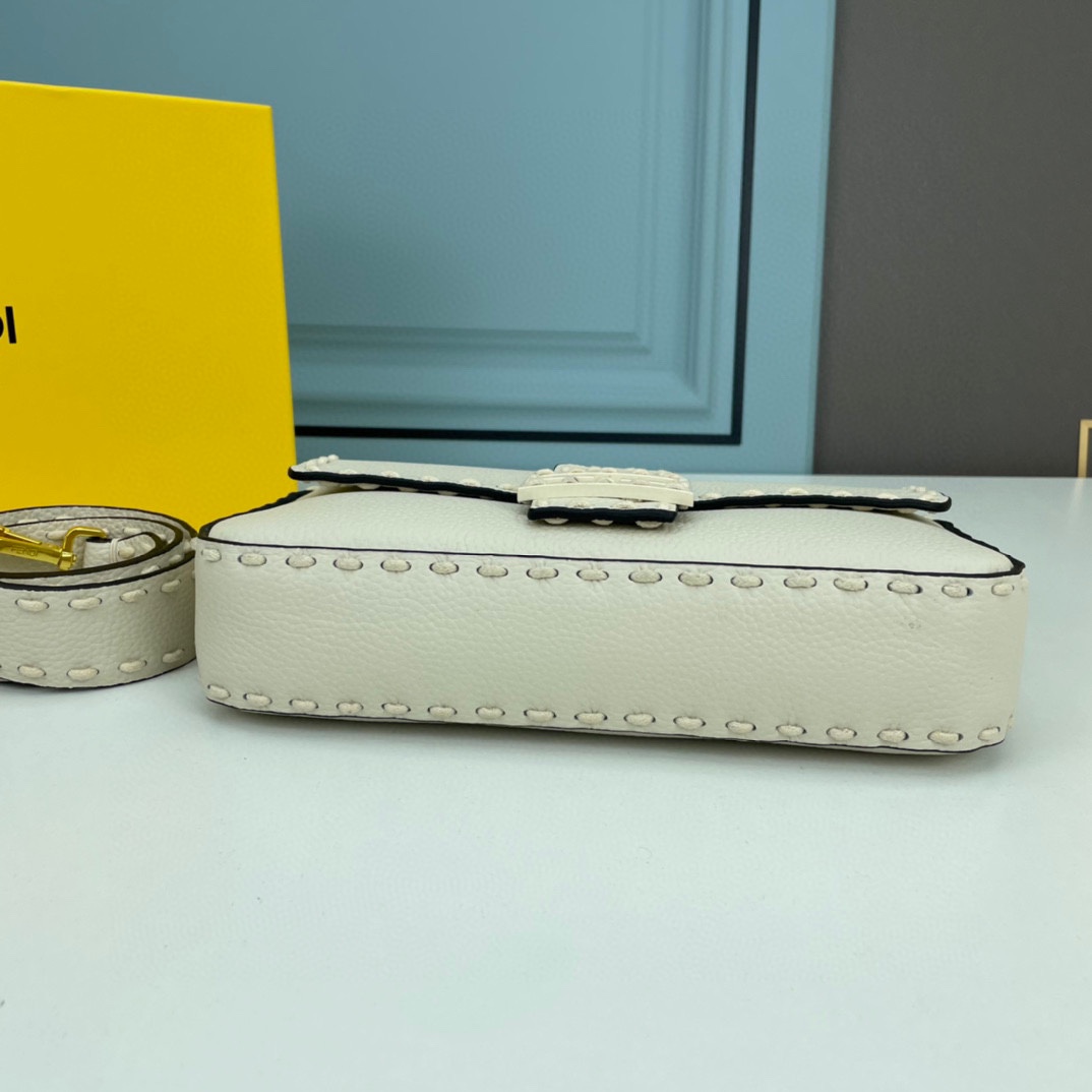 人気 FENDI フェンディ ハンドステッチ ミディアム バゲットバッグ コピー ホワイト-3