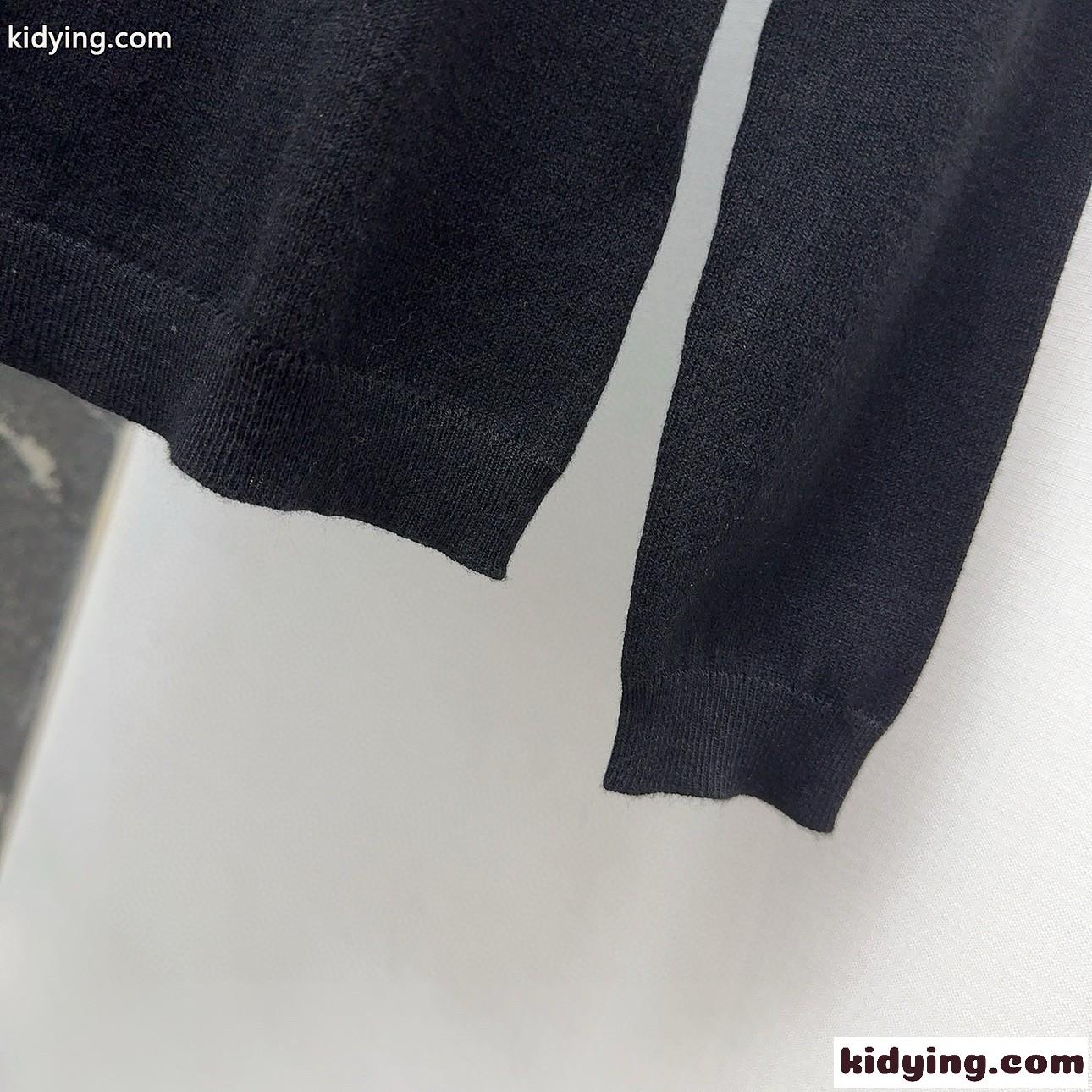 シンプル セリーヌ Tシャツ 偽物 トリオンフ刺繍 タートルネック トップス ブラック-1