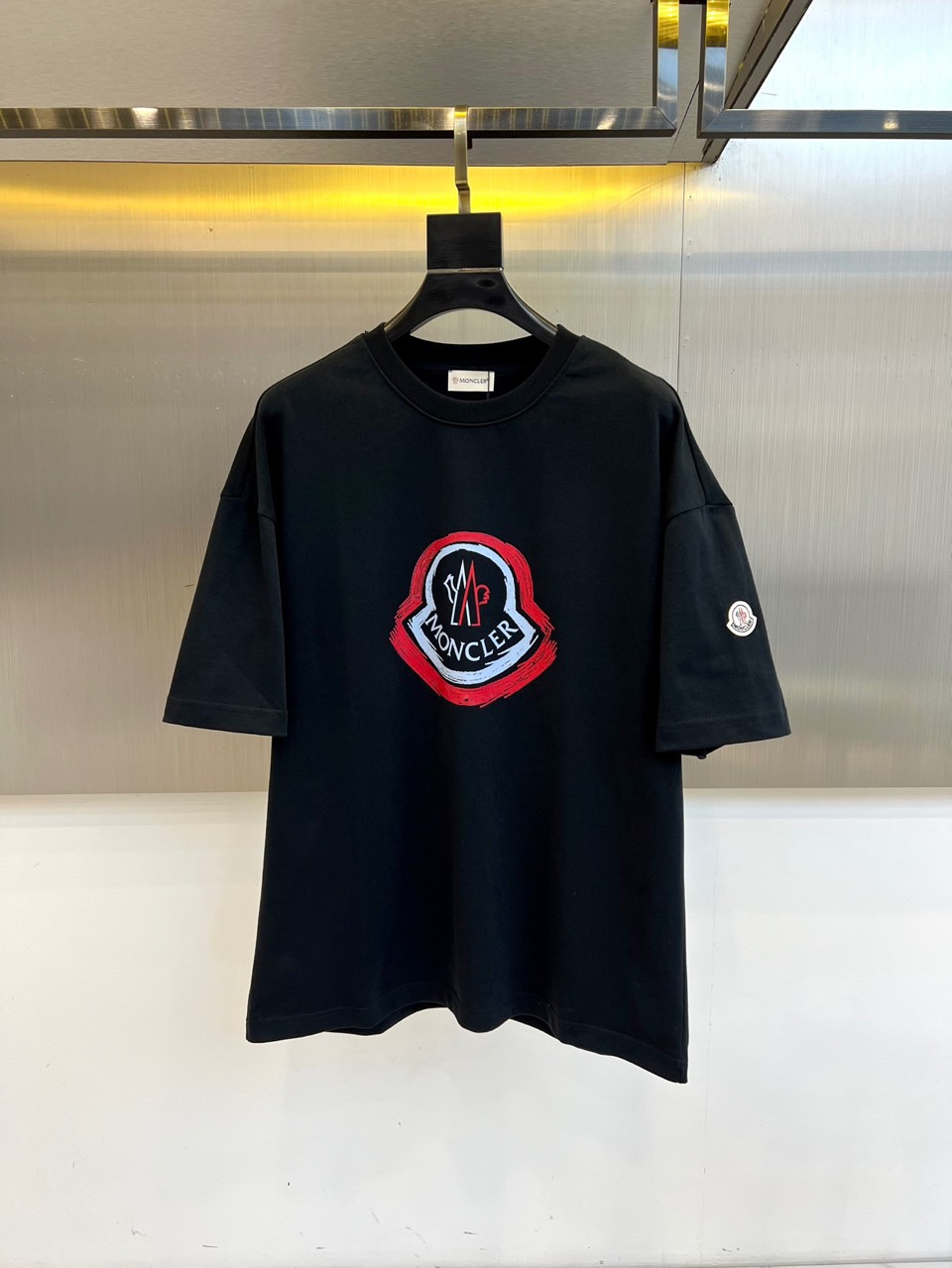 定番 ロゴ入り クルーネック 半袖Tシャツ モンクレール Tシャツ 偽物 ブラック-0