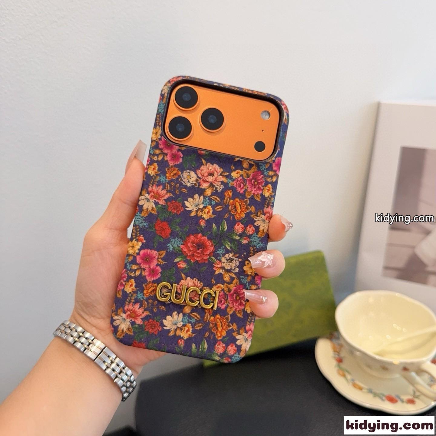 グッチ 携帯ケース 偽物 フローラル柄 iPhoneケース iPhone17 メタルロゴ-0