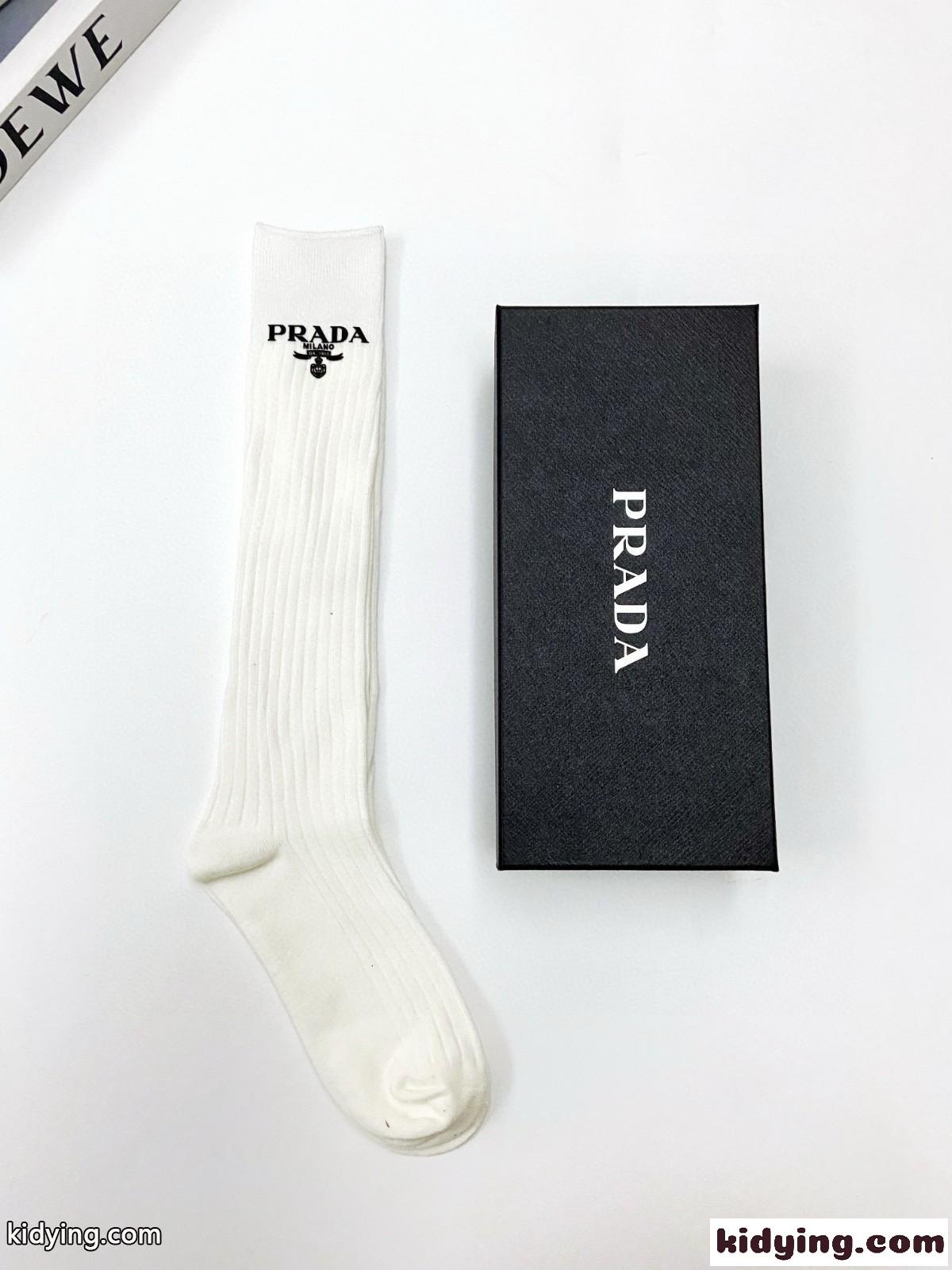 プラダ 靴下 偽物 合わせやすい シンプル 上品 ロゴ入り ロングソックス ホワイト-0