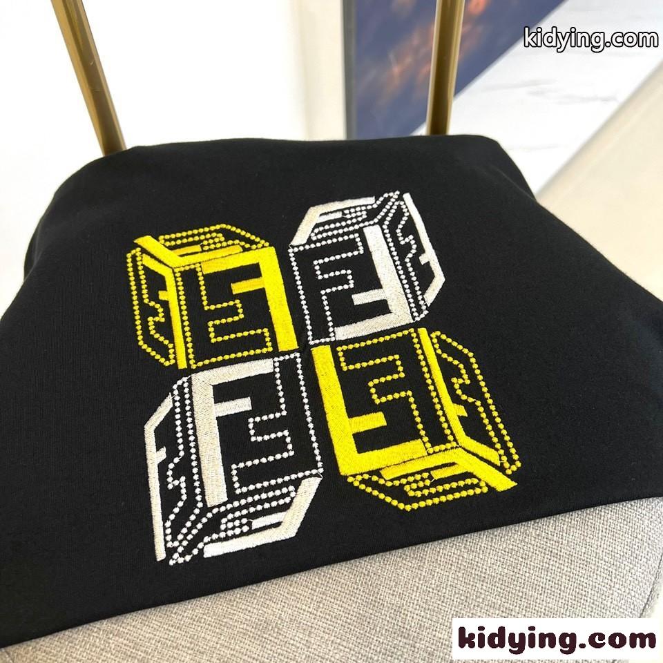 おしゃれ 合わせやすい 刺繍入り フェンディ 半袖Tシャツ コピー クルーネック ブラック-1
