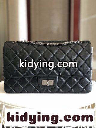 シャネル バッグ 人気コピー シャネルはChanel Reissueを復刻し その命名はその誕生に由来しており1955年2月60年余りが過ぎても依然として大衆に愛されている-2