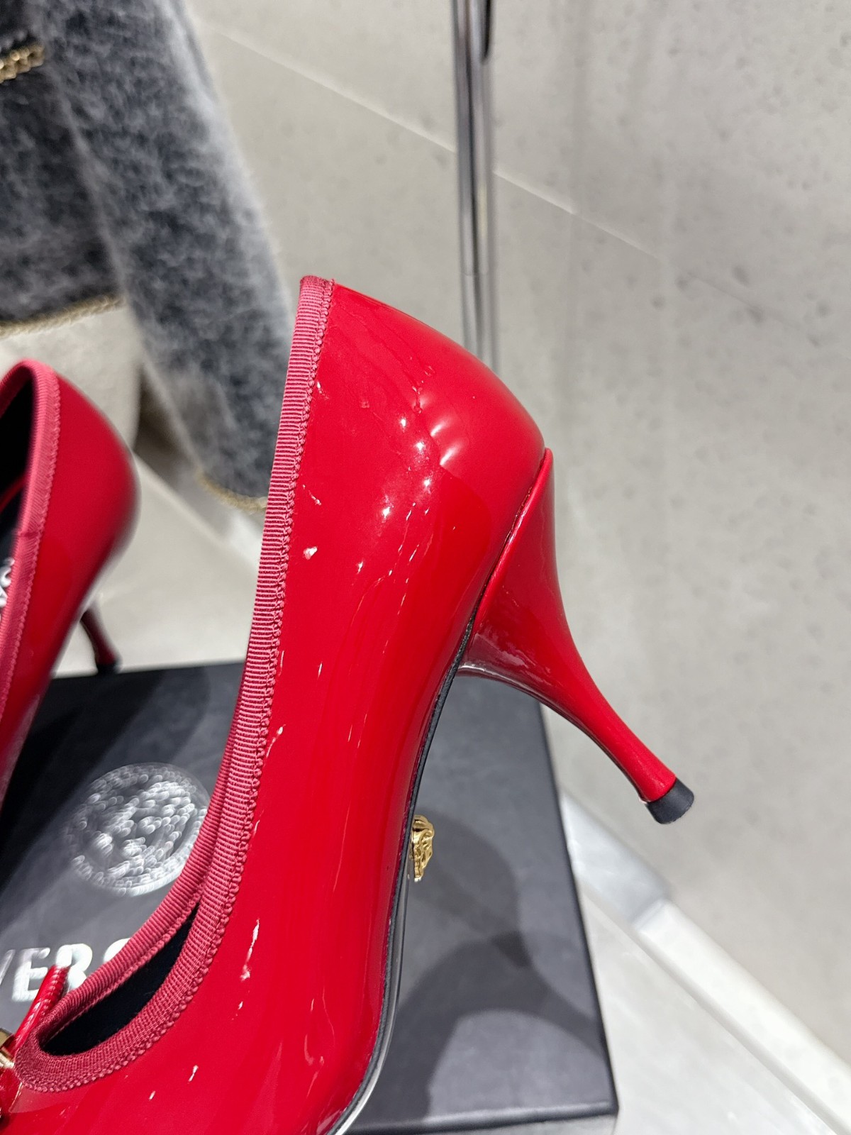オペラ ボウ パテント パンプス ヴェルサーチェ スーパーコピー ハイヒール レッド-3