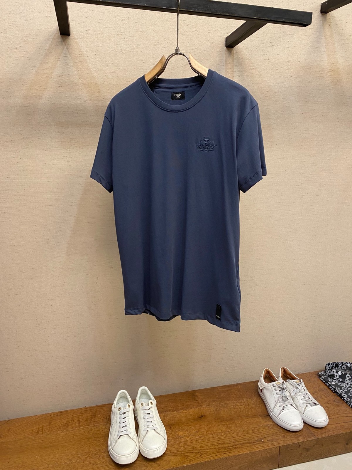 シンプル ロゴ刺繍 フェンディ Tシャツ コピー クルーネック ネイビー-1