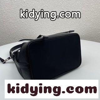 プラダバック黒 新しいバケツバッグ 最新のナイロンのバケツバッグは輸入ナイロン生地/クロスヘアの牛革を組み合わせたもので 革の手をつない コピー-0
