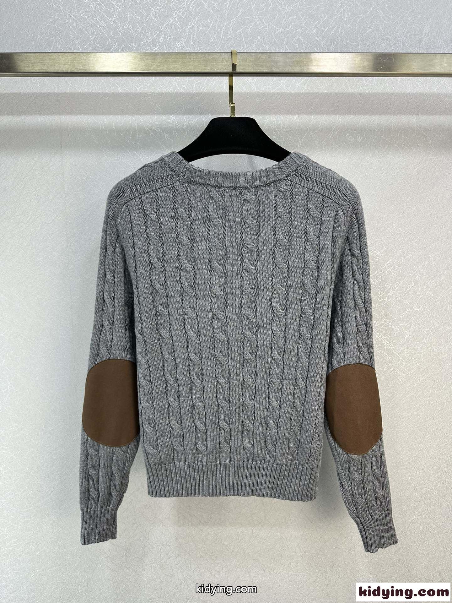 定番 おしゃれ ケーブル編み クルーネック セリーヌ セーター コピー エルボーパッチ付き-0